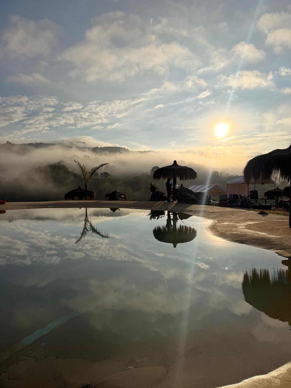 Vista del resort con niebla matutina